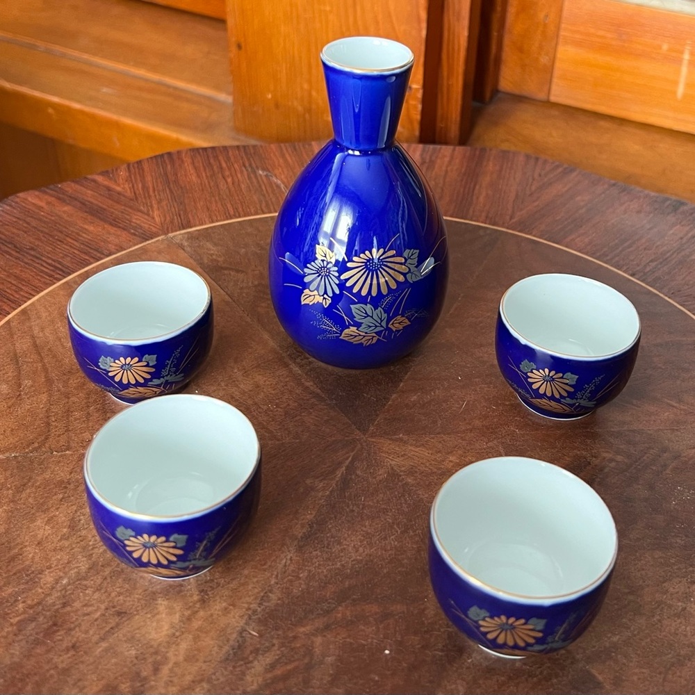 Arita Ware porcelain Sake set 5 piece Japanese Tokkuri and 4 vessels Rare